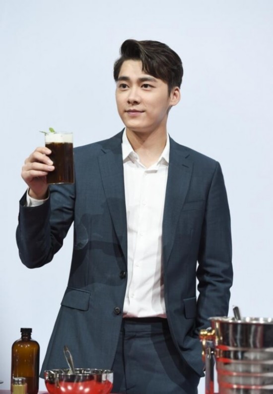 李易峰西装笔挺出席活动 亲手制作咖啡超暖萌