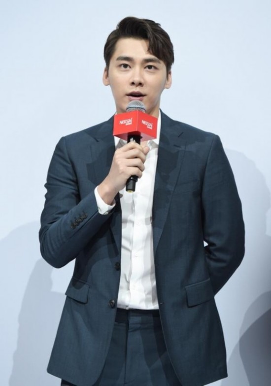 李易峰西装笔挺出席活动 亲手制作咖啡超暖萌