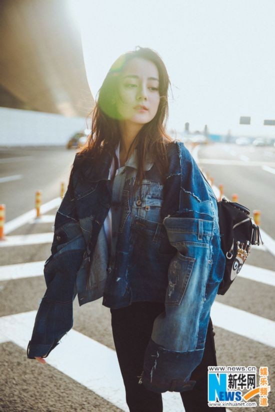 迪丽热巴启程米兰时装周 灵动俏皮潮范儿足