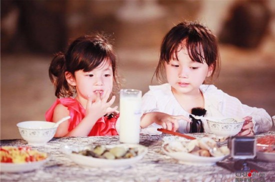 《爸爸去哪儿5》小泡芙小山竹互飙方言 刘畊宏