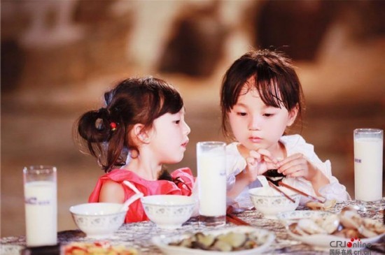 《爸爸去哪儿5》小泡芙小山竹互飙方言 刘畊宏