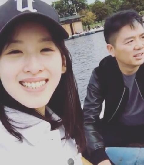 刘强东卖力为妻摇桨划船 奶茶妹妹哼歌助阵心