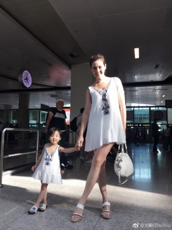 高颜值的一家子!小泡芙的哥哥妹妹同样软萌可