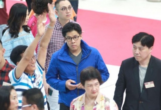 郭晶晶霍启刚一家三口亮相儿子萌态十足 伏明