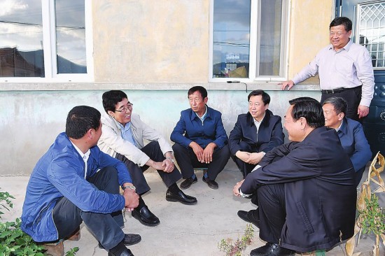 巴音朝鲁在延边走访慰问生活困难党员老党员困