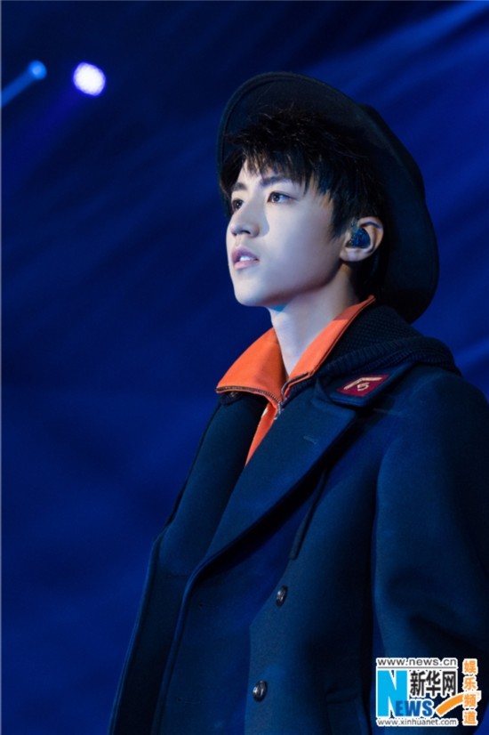 王俊凯18岁成年礼举行 看父母来信泪洒现场