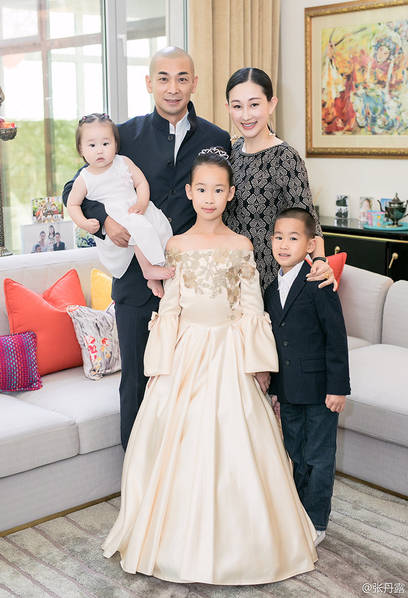 赵文卓一家为大女儿庆生 女儿亭亭玉立似小公