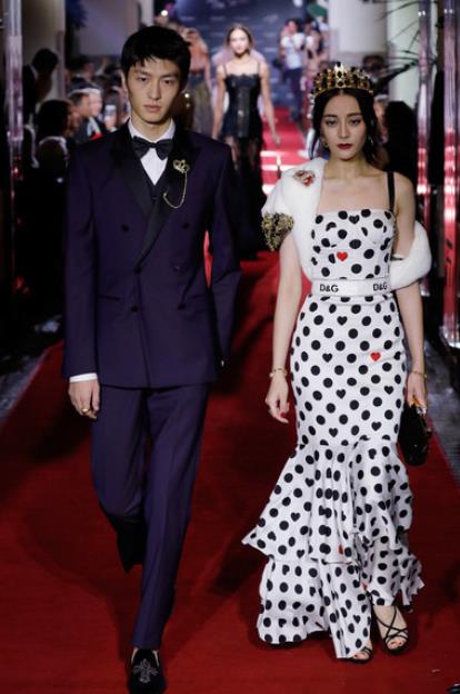 迪丽热巴米兰献上T台首秀 气场全开不输超模