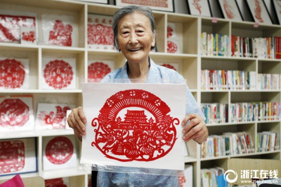 桐庐:老人巧剪纸 喜迎十九大