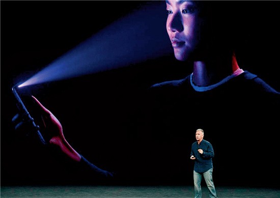 86-1 苹果新机iPhone X 亮相，哪怕夜间也能识别你的面部。