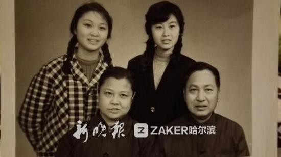 陈红和妹妹陈明及父母的合影.后排右一为陈红.