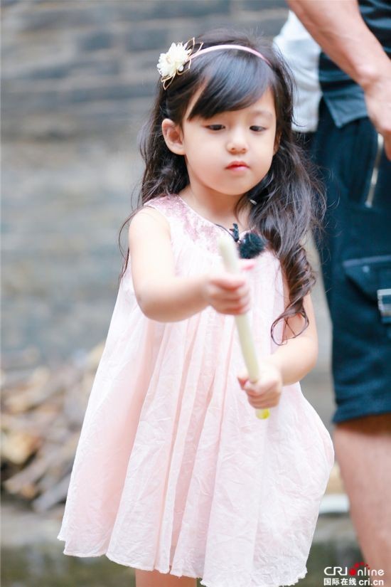 《爸爸去哪儿5》小泡芙孝顺刘畊宏 洗菜捶背忙