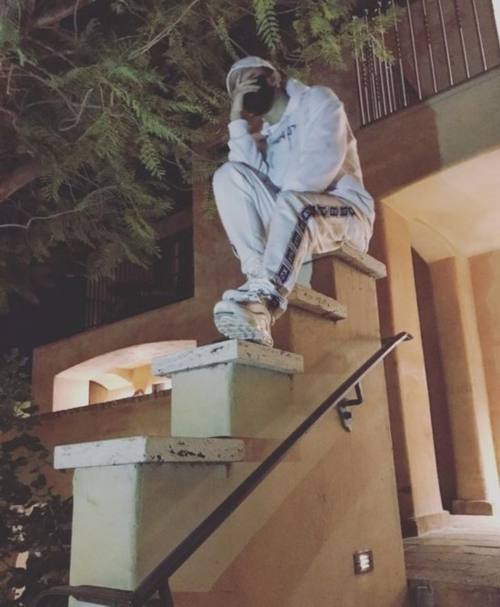 PG One晒照遮脸耍酷 发同款熊猫疑似回应谢天