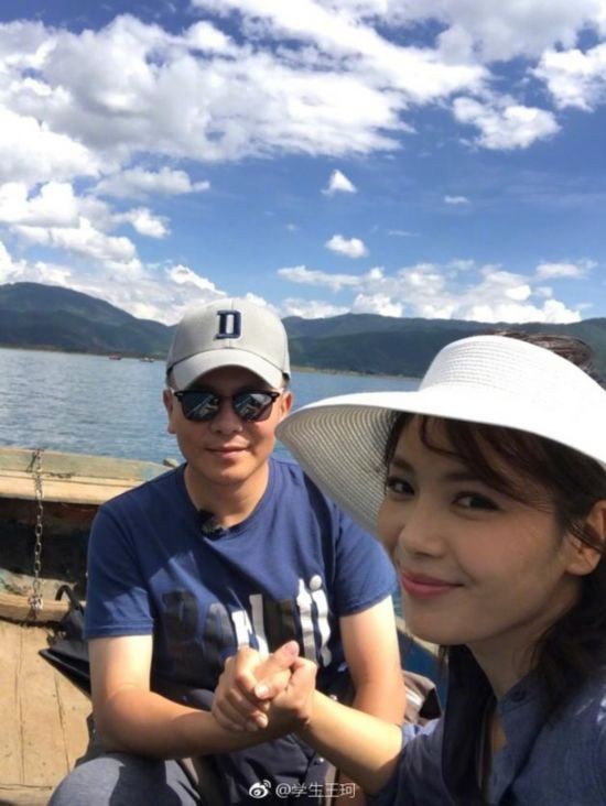 刘涛和老公王珂穿着随性逛街 动作神同步悠闲