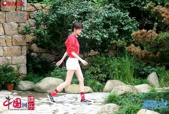 《青春旅社》王源游泳玩水枪展调皮一面 景甜