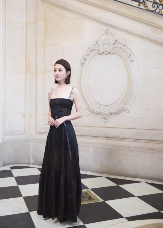 赵丽颖抹胸吊带裙优雅性感 美腿隐现气场全开