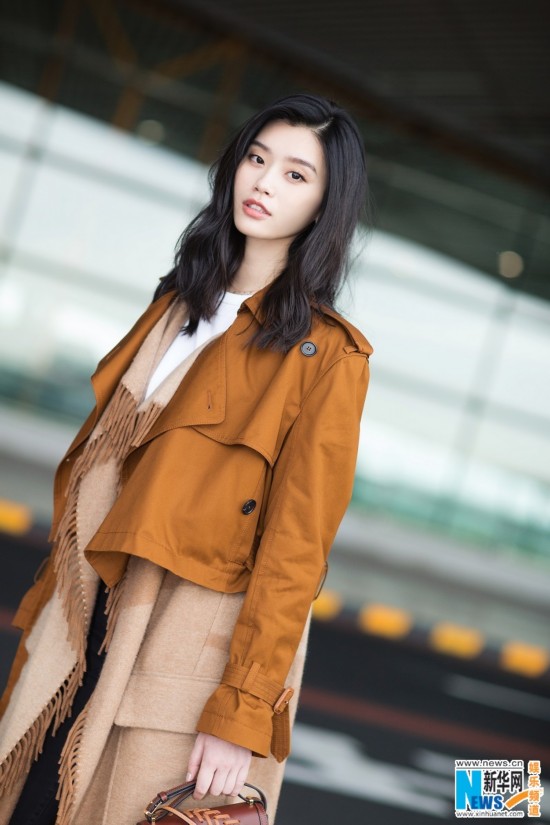 奚梦瑶启程巴黎时装周 酷帅风衣尽显率性洒脱