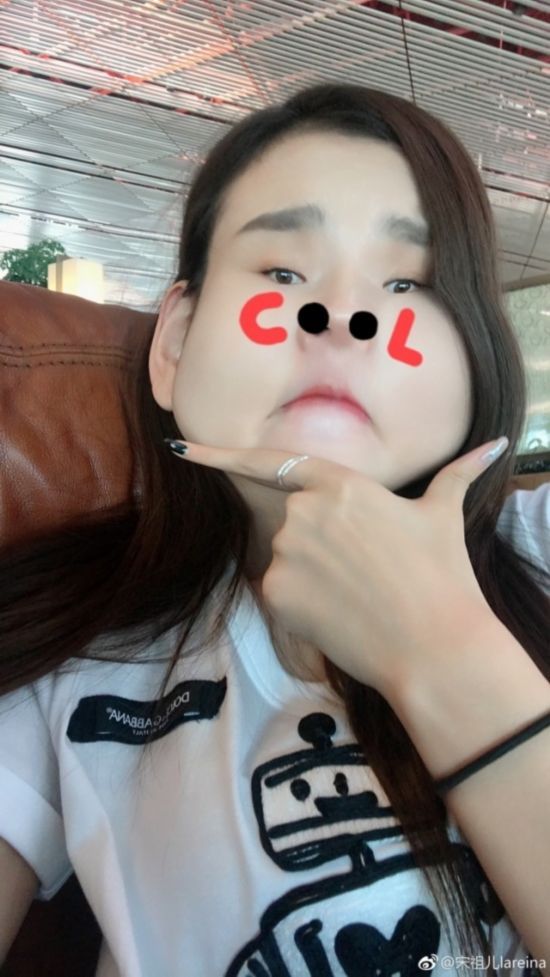 宋祖儿发搞怪自拍 表示这半年都不会再发微博