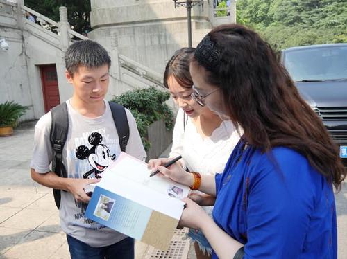 《新闻采访写作案例教程》捐赠仪式举行