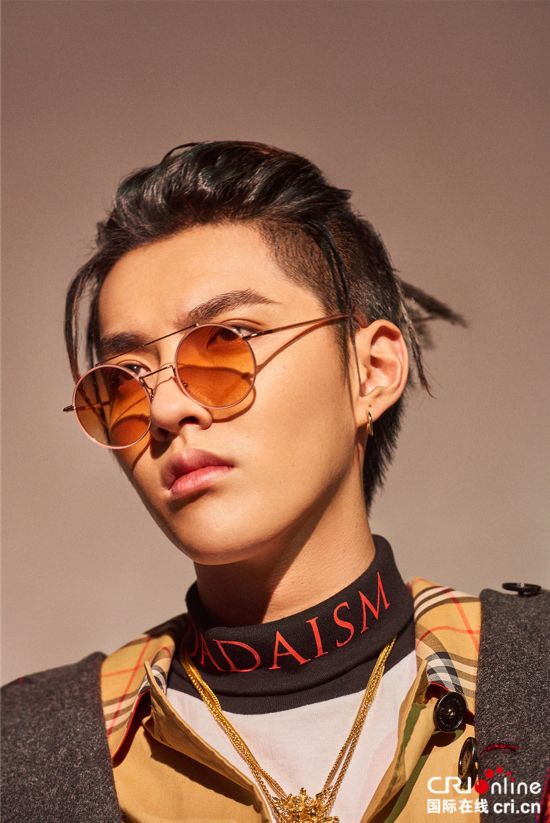 吴亦凡生日会海报曝光 菠萝头半带墨镜嘻哈范