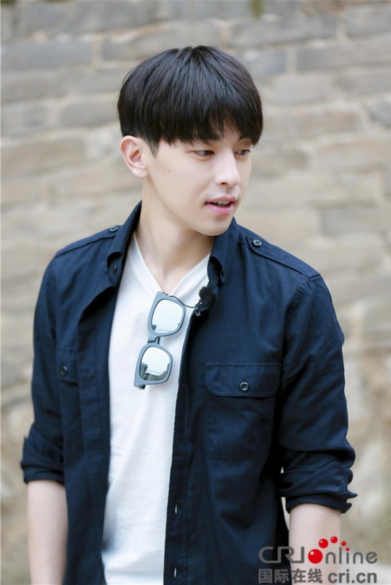 《爸爸去哪儿5》邓伦带娃无微不至山竹乐观鼓励伙伴--山东频道--人民网