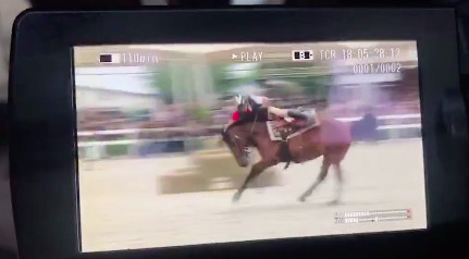 吴秀波录节目意外坠马视频曝光太吓人 被马踩