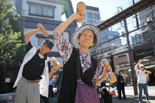 隨著少子老齡化的不斷發展，獨居老人增加，日本單人家庭在普通家庭的佔比逐年上升。(圖片來源：路透社)