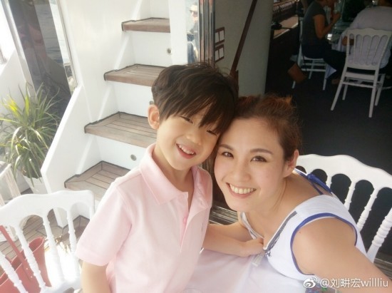 刘畊宏基因太强大!小泡芙三兄妹凤眼、兔牙神