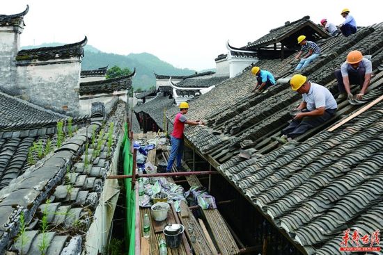 洪江市黔城古建筑群施工人员在修缮屋顶