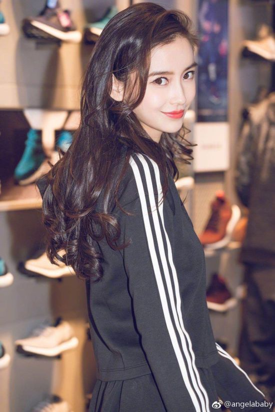 赵丽颖baby频频杠代言 网友猜测和赵丽颖经纪