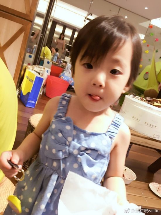 刘畊宏基因太强大!小泡芙三兄妹凤眼、兔牙神