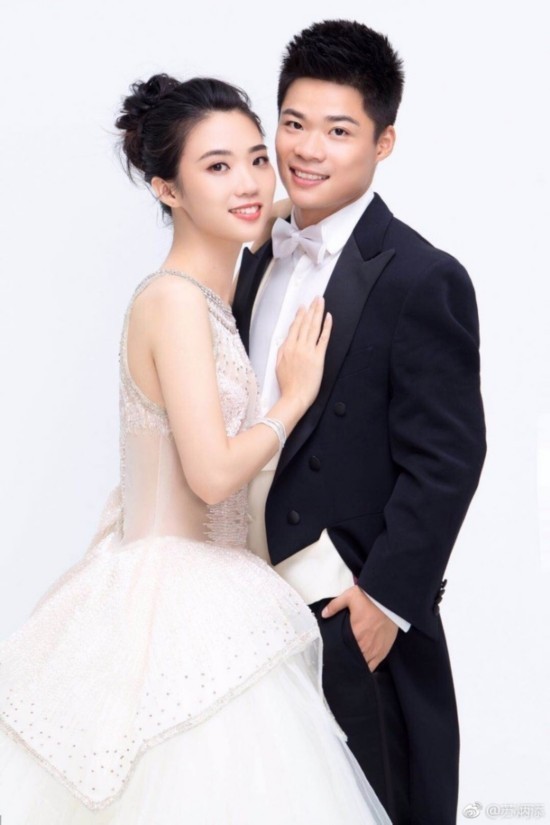 "飞人"苏炳添晒与老婆林艳芳婚纱照 娇妻肤白貌美身材