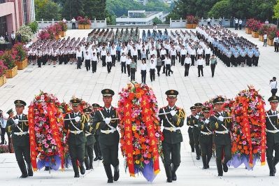 福建省福州市举行向革命烈士敬献花篮仪式尤权等参加