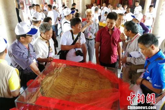 直径85公分、重达200斤的超大月饼引人驻足。 孙虹 摄