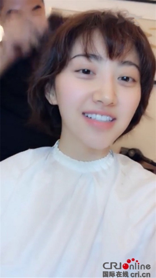 景甜深夜剪发哈欠连连 素颜一展透亮白肌(图)