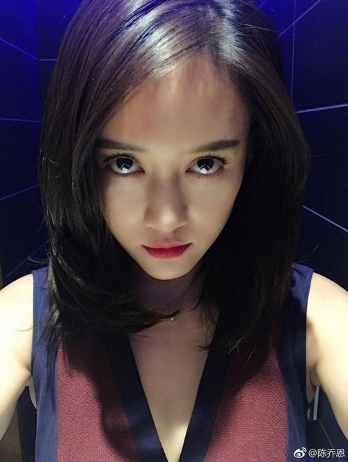 中秋来点不一样!陈乔恩躲厕所拍恐怖照片求赞