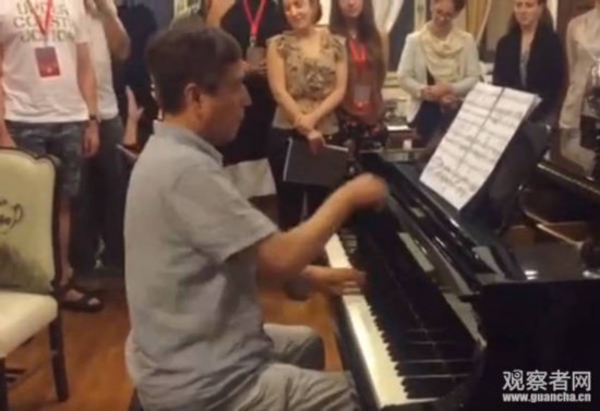 老外震撼合唱《我爱你中国》 作家六六:听哭了