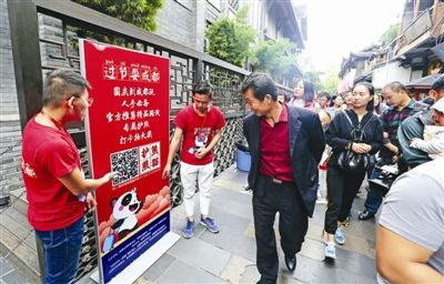 儿子当向导父母选择来成都旅游相聚