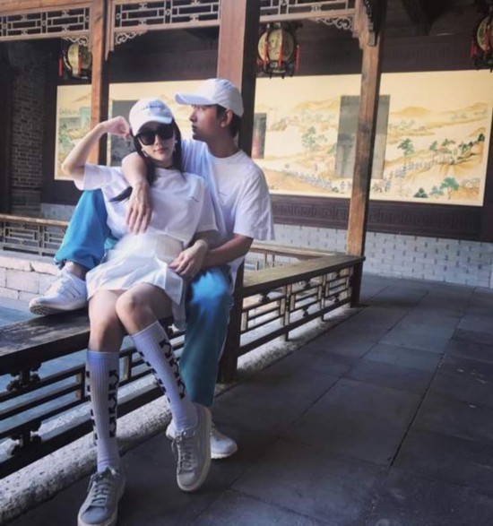 李小璐躺贾乃亮怀里少女十足 甜馨变古典美女