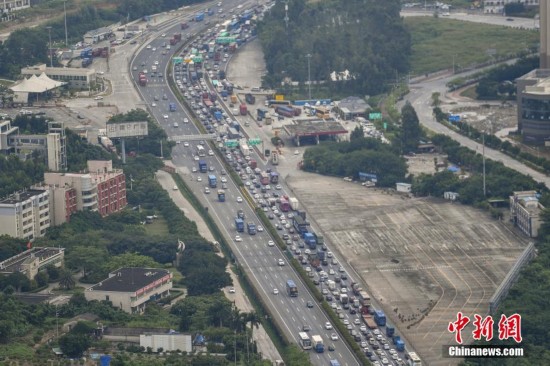 国庆长假结束在即 多地迎车辆返程高峰