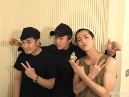 鹿晗晒与邓超陈赫搞怪合影 自称丑图三兄弟