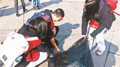 百名中学生天安门广场捡垃圾 最多一天捡40大袋