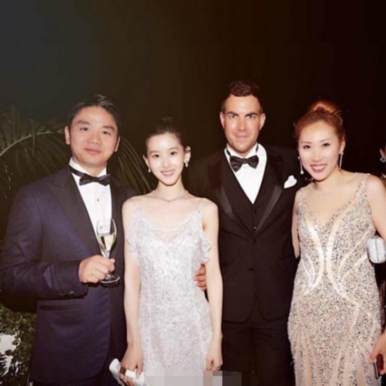 刘强东章泽天合体秀恩爱 奶茶妹妹薄纱裙高贵