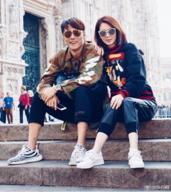 张丹峰洪欣夫妇晒旅行照 二人世界甜到爆