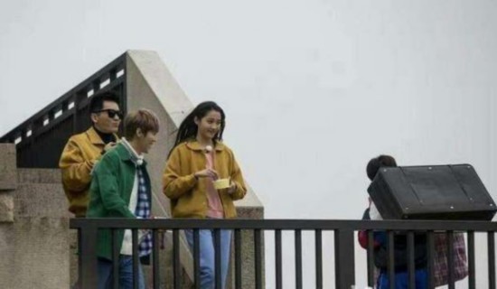 热搜爆了!鹿晗关晓彤公布恋情!揭秘鹿晗关晓彤