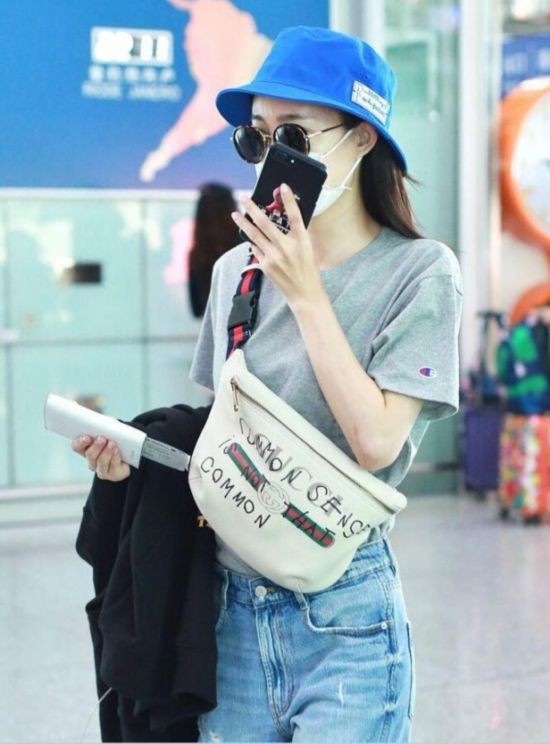 王丽坤戴渔夫帽口罩眼镜遮面 一路聊语音似与