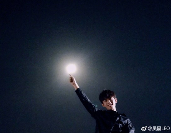 明星中秋过?鹿晗王俊凯谢娜晒照送v明星员工搞笑图片叫干活的图片