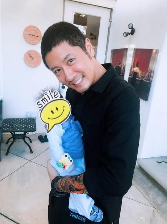 陈龙老婆晒任重与儿子合照 赵大人出镜满脸开