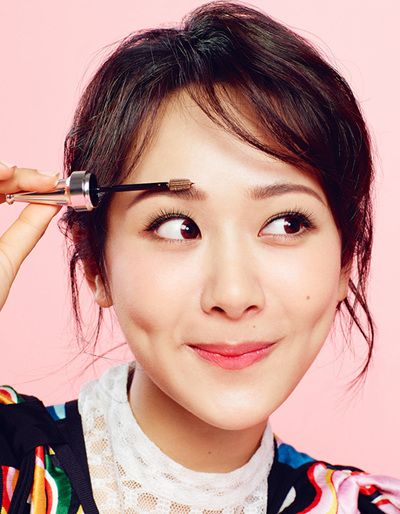 贝玲妃代言人杨紫受邀看秀 眉目如画灵动巴黎