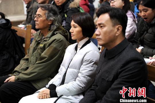 图为主演胡军、袁泉，导演西尔扎提·牙合甫等在首镜仪式现场。　田进 摄